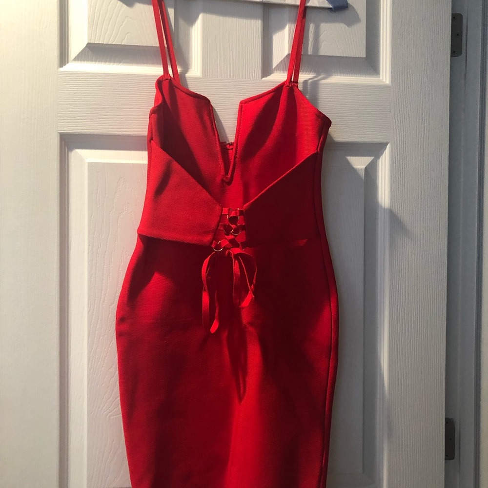 GORGEOUS Red dress size Medium, BRAND NEW - Picture 3 of 3